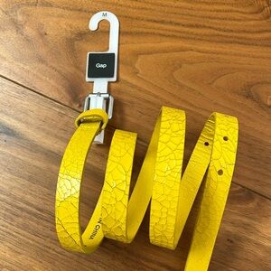 NWOT Gap M cracked yellow genuine leather skinny belt